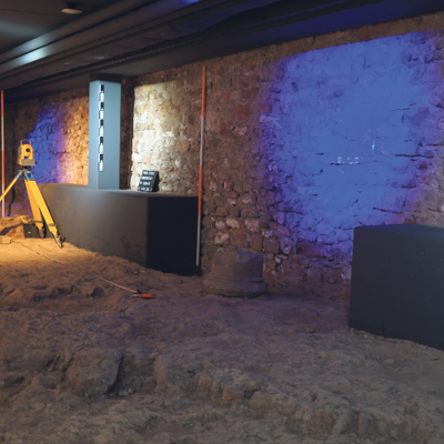 Die mittelalterliche Stadtmauer im Untergeschoss des Stadtmuseums wird in Szene gesetzt.