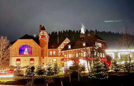 Im Rahmen der neuen Weinwanderung steht auch ein Besuch des „Weihnachtswalds“ im Gut Avelsbach auf dem Programm. Archivfoto: Gut Avelsbach