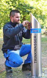 SWT-Mitarbeiter Michel Niemas installiert den neuen Trinkwasserspender im Palastgarten