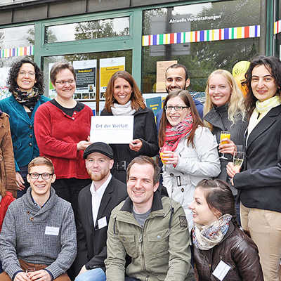 Nicola Rosendahl und Susanne Schmitz (hinten, 3. u. 2. v. l.) überreichen die Plakette der Bundesinitiative an das Team des Internationalen Zentrums an der Universität. Foto: Uni Trier