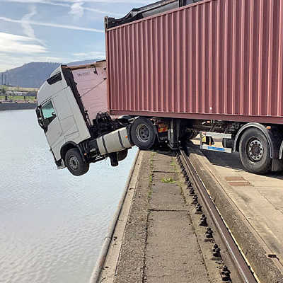 Vergangenes Jahr gab es einige herausfordernde Einsätze für die Feuerwehr. Am 6. August musste ein verunglückter Lkw am Hafenbecken geborgen werden. Dabei ging es neben der Bergung des Fahrers auch um den Schutz der Umwelt vor auslaufendem Kraftstoff. Foto: Feuerwehr