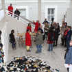 Im Labor der Ausstellung 'Lebenswert Arbeit' des Museums am Dom sind 2500 bis 3000 Paar Arbeitshandschuhe kunstvoll drapiert.