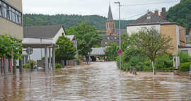 Überflutete August-Antz-Strasse