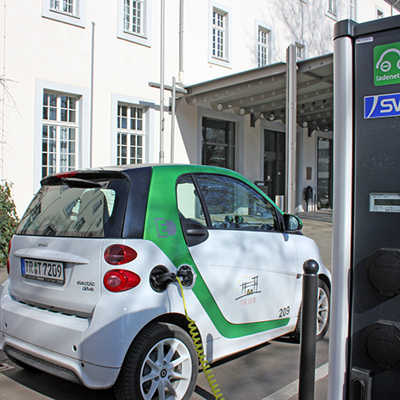 Ist die Batterie des Kleinwagens aufgeladen, nutzt OB Wolfram Leibe den umweltfreundlichen Kleinwagen im Stadtverkehr. Bis zu 50 Kilometer weit kann er damit fahren.