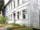  In dem 1878 erbauten Haus in der heutigen Lindenstraße  42 wurde Oswald von Nell-Breuning am 8. März 1890 geboren. Eine neue Gedenkstele (rechts) erinnert an den herausragenden Sozialethiker und Ehrenbürger der Stadt Trier. 
