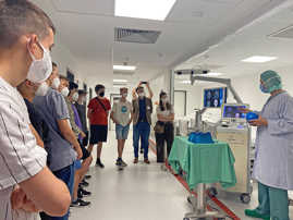 Medizintechniker Christian Höfner (rechts) stellt im Brüderkrankenhaus den Jugendlichen Navigationssysteme vor, die in der Neurochirurgie, zum Beispiel bei Wirbelsäulenoperationen, im Einsatz sind.