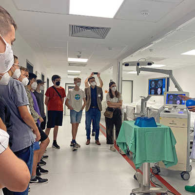 Medizintechniker Christian Höfner (rechts) stellt im Brüderkrankenhaus den Jugendlichen Navigationssysteme vor, die in der Neurochirurgie, zum Beispiel bei Wirbelsäulenoperationen, im Einsatz sind.