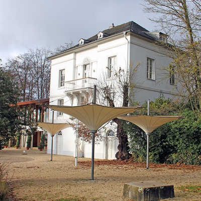 Um 1820 erwarb der Trierer Oberbürgermeister Wilhelm von Haw das erstmals 1688 bezeugte „Weißhäuschen“ von der Stadt Trier und lässt dort ein privates Wohnhaus im klassizistischen Stil errichten. Er lässt aufforsten und  schöne Gärten anlegen, die er den Trierer Bürgern zur Erholung zur Verfügung stellt. 