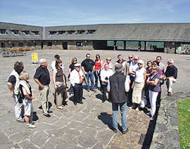 Die Mitglieder des Freundeskreises bei der Führung auf dem „Adlerhof“ der Ordensburg Vogelsang. Foto: Stadtmuseum