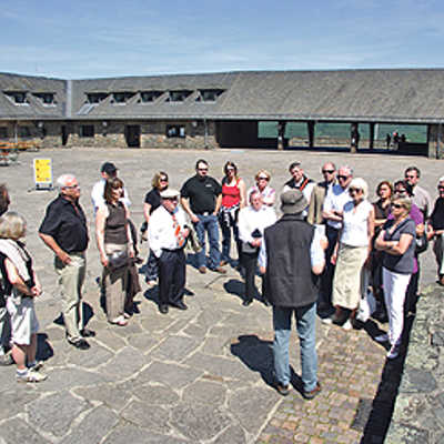Die Mitglieder des Freundeskreises bei der Führung auf dem „Adlerhof“ der Ordensburg Vogelsang. Foto: Stadtmuseum