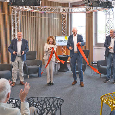 Albrecht Bähr, Versammlungsvorsitzender der Medienanstalt (l.), deren Direktor Dr. Marc Jan Eumann (r.) und OB Wolfram Leibe durchschneiden das symbolische Band bei der Einweihungsfeier mit Heike Raab, Bevollmächtigte des Landes beim Bund sowie für Europa und Medien. Foto: Victor Beusch