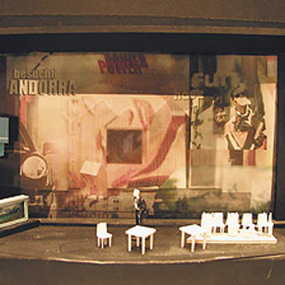 „Mini-Andorra“: Lange bevor das Stück auf der Trierer Bühne ins Szene gesetzt wird, haben die Mitarbeiter bereits das Bühnenbild im Kleinformat gebaut.