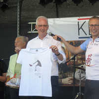 Marx fährt Rad: Das T-Shirt, das die beiden großen Trierer Events 2018 satirisch verbindet, überreichte OB Leibe dem ältesten Teilnehmer des "Daun Ride".
