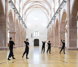 Fünf schwarz gekleidete Menschen üben in St. Maximin eine Tanzchoreografie.