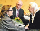 Ortsvorsteherin Dr. Maria Duran-Kremer überreicht Katharina Willems einen Blumenstrauß zum 100., nachdem deren Sohn Dieter sie im Namen der Familie begrüßt hatte.