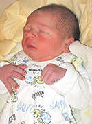 Der am 5. April geborene Maximilian ist der Stolz seiner Eltern Ansgar und Claudia Krämer. Foto: Mutterhaus