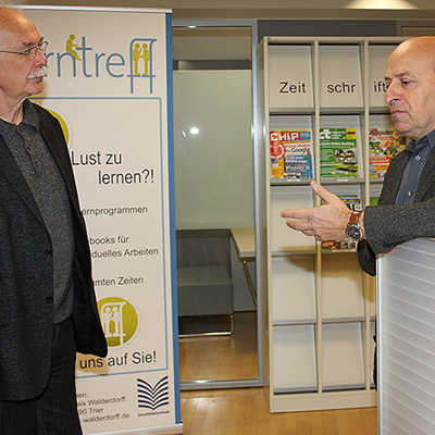 Bildungsmanager unter sich: Rudolf Hahn, scheidender Leiter des Bildungs- und Medienzentrums, im Gespräch mit seinem Nachfolger Rudolf Fries.