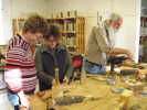 In einem Lehrer-Workshop von Kunstakademie und IFB  stellten die Teilnehmer unter der Leitung von Dozentin Britta Deutsch (links) Holzskulpturen her. Foto: Kunstakademie
