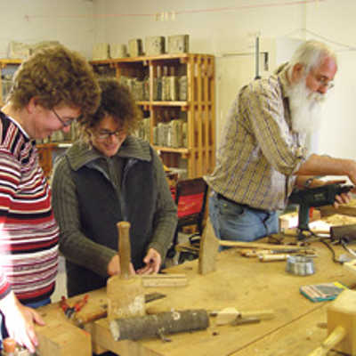 In einem Lehrer-Workshop von Kunstakademie und IFB  stellten die Teilnehmer unter der Leitung von Dozentin Britta Deutsch (links) Holzskulpturen her. Foto: Kunstakademie