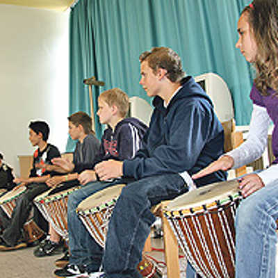 Mit viel Engagement bringen die Schüler der Theodor-Heuss-Hauptschule die Trommelfelle zum Beben und werben so für respektvollen Umgang.