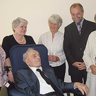 Neben OB Jensen gratuliert auch die Olewiger Ortsvorsteherin Hannelore Komes (rechts) dem ältesten Trierer Friedrich Keiter im Kreise seiner Familie zum 101. Geburtstag. Foto: Werner