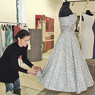 Vorsichtig zupft Tina Philipps den Saum des Cocktailkleids „Charmaine“ zurecht. Das Modell entstand 1957/1958 in der Trierer Werkkunstschule.