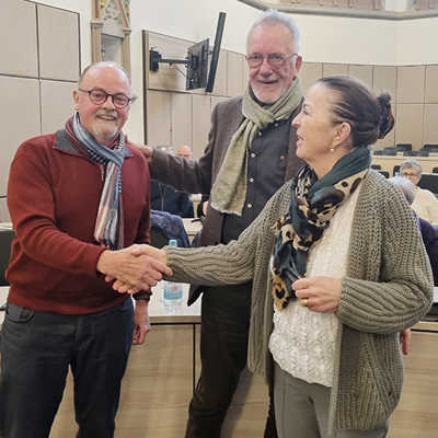 Bürgermeisterin Elvira Garbes gratuliert Hans-Rudolf Krause, der zum neuen Vorsitzenden des Seniorenbeirats gewählt wurde. Sein Vorgänger Hubert Weis (Mitte) hatte nicht mehr kandidiert. 