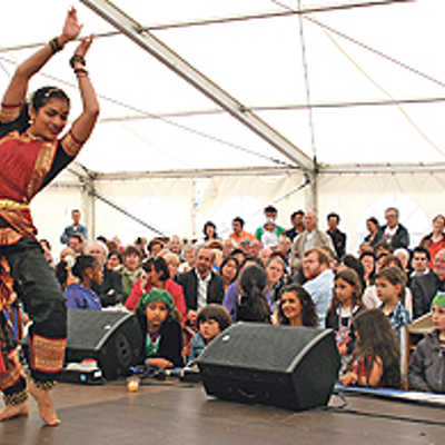 Cerin vom Deutsch-Indischen Verein beeindruckt die Besucher im Festzelt mit einem indischen Tanz.
