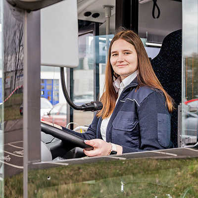 Die 19-jährige Michelle Vins hat vor einem Jahr ihre Ausbildung zur Busfahrerin bei den Stadtwerken begonnen. Foto: SWT