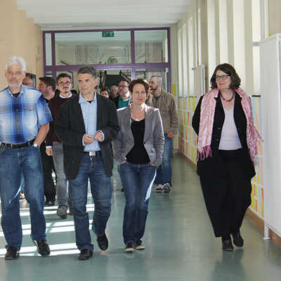 Rektor Eugen Lang (vorn Mitte) führt die Ausschussmitglieder und Bürgermeisterin Angelika Birk (rechts) durch das im Jahr 2000 sanierte Gebäude der Kurfürst-Balduin-Realschule plus. 