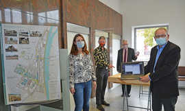 Peter Dietze, Andreas Ludwig und Sandra Klein präsentieren in der früheren Sparkassenfiliale Römerbrücke die neue Webseite.