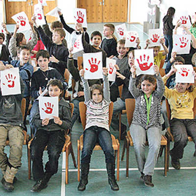 Mit der Roten Hand demonstrieren Kinder gegen die Ausbeutung ihrer Altersgenossen im Krieg.