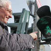 OB Wolfram Leibe gibt grünes Licht für das Marx-Ampelmännchen.