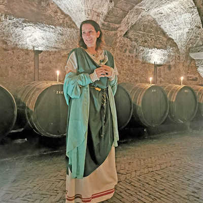 Im ältesten Weinkeller Deutschlands – in den Vereinigten Hospitien – erzählt Carmen Müller als „Divine“ Interessantes aus über 2000 Jahren Weingeschichte. Foto: TTM