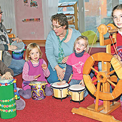 Beim offenen Nachmittagstreff im Familienzentrum Fidibus gestaltet Leiterin Silvia Willwertz mit mehreren Kinder und einer Mutter ein fröhliches Musikprogramm.
