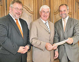 Werner Houver (Mitte) wird von OB Klaus Jensen (r.) und Schuldezernent Ulrich Holkenbrink in den Ruhestand verabschiedet.