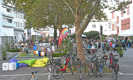 Wenn auf der Freifläche an der Rindertanzstraße Fahrräder statt Autos abgestellt werden, bleibt noch viel Platz für andere Nutzungen, wie sich bei der „Umparken“-Aktion der LA 21 zeigt. 