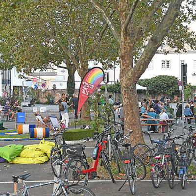 Wenn auf der Freifläche an der Rindertanzstraße Fahrräder statt Autos abgestellt werden, bleibt noch viel Platz für andere Nutzungen, wie sich bei der „Umparken“-Aktion der LA 21 zeigt. 