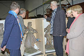 Restaurator Henning Wirtz  (2. v. l.) erläutert Kulturdezernent Thomas Schmitt, OB Wolfram Leibe, Dr. Katharina Popanda (Geschäftsführerin Stiftung Rheinland-Pfalz für Kultur) und Museumdirektorin Dr. Elisabeth Dühr (v. l.) den Zustand einer der vier Tietz-Statuen, die eine Tänzerin zeigt.