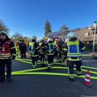 Rund 20 Einsatzkräfte besprechen sich am Einsatzort.