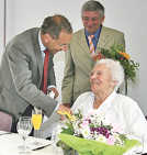 Bürgermeister Georg Bernarding und Ortsvorsteher Klaus Blum gratulieren Barbara Erbisch.