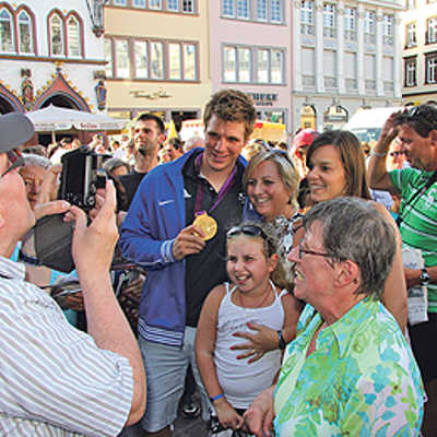 Richard Schmidt und seine olympische Goldmedaille waren bei der Begrüßungsfeier auf dem Hauptmarkt ein begehrtes Fotomotiv.