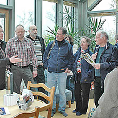 Umweltberater Johannes Hill und Bauherr Herbert Bee erklären die Energie-Vorteile des Passivplus-Hauses auf dem Petrisberg.