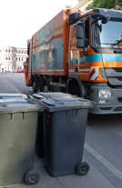 Dieses A.R.T.-Fahrzeug ist zur Abholung der Müllbehälter in der Paulinstraße unweit der Porta Nigra im Einsatz. Foto: A.R.T.