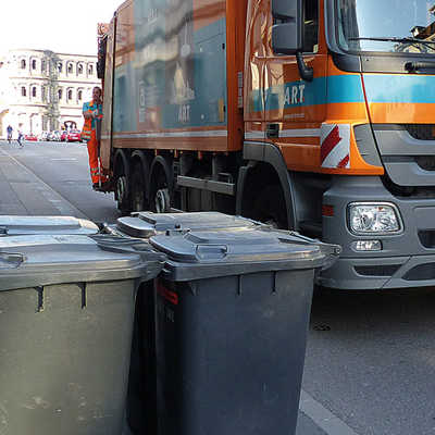 Dieses A.R.T.-Fahrzeug ist zur Abholung der Müllbehälter in der Paulinstraße unweit der Porta Nigra im Einsatz. Foto: A.R.T.