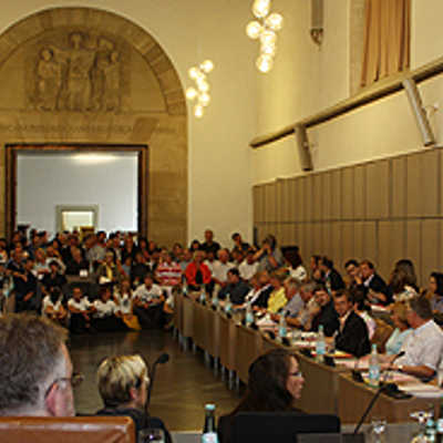 Blick in den voll besetzten Großen Rathaussaal bei der konstituierenden Sitzung des Stadtrats. Zu Beginn setzte sich Oberbürgermeister Klaus Jensen (r.) in einer Grundsatzrede mit allgemeinen Themen der Stadtpolitik auseinander.