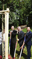 Gute Stimmung im Partnerschaftshain am Mattheiser Weiher: Tamio Mori, Helmut Schröer und Masayuki Daichi bei der Baumpflanzung.