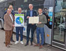 Elmar Kandels, Thomas Hüser und Arndt Müller (SWT) präsentieren zusammen mit OB Wolfram Leibe und dessen Büroleiter David Natus (v. l.) die Förderurkunde und ein Werbemotiv für die E-Bus-Flotte.