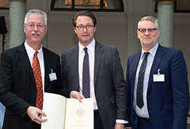 Bundesminister Andreas Scheuer (Mitte) überreicht den Zukunftsscheck in Höhe von 75.000 Euro an Römerexpress-Eigentümer Georg von Kowalkowski (l.), der von Dr. Dietmar Kraft vom Amt für Stadtentwicklung und Statistik (r.) begleitet wurde. Bundesminister Andreas Scheuer (Mitte) überreicht den Zukunftsscheck in Höhe von 75.000 Euro an Römerexpress-Eigentümer Georg von Kowalkowski (l.), der von Dr. Dietmar Kraft vom Amt für Stadtentwicklung und Statistik (r.) begleitet wurde.