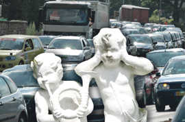 Ruhe bitte! Ob Straßenverkehr oder falsche Töne: Lärm kann krank machen.